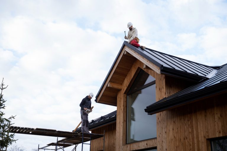 Une journée sur un chantier de toiture, vue de l&rsquo;intérieur