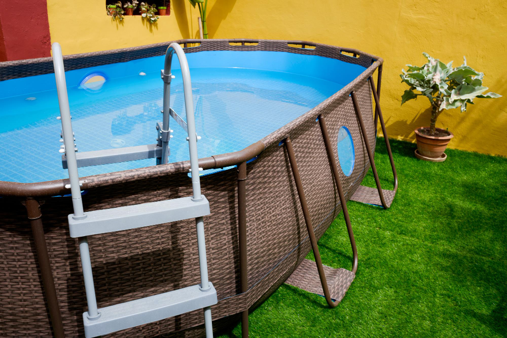 Astuces pour redresser une piscine tubulaire sans la vider facilement