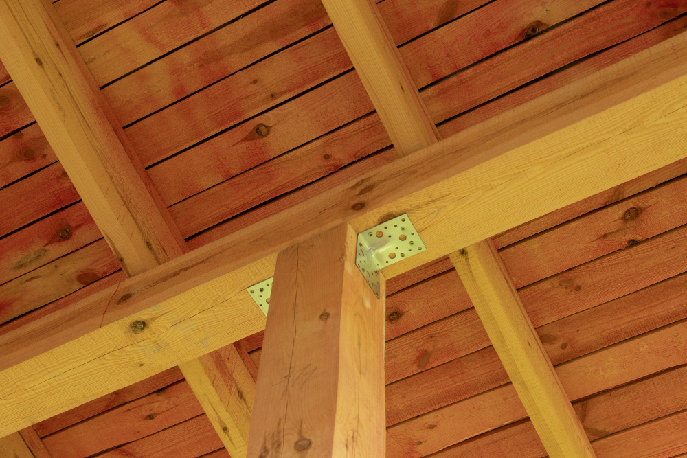 Guide pour choisir une sous face de toiture en bois durable.jpg