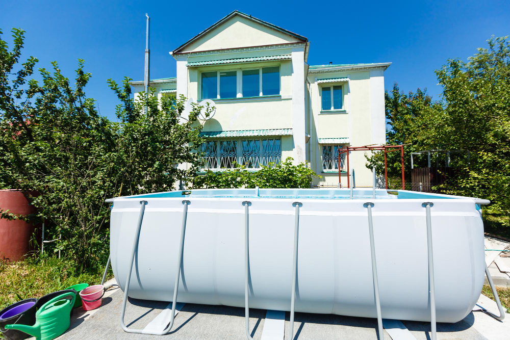 Les astuces pour redresser une piscine tubulaire sans la vider facilement