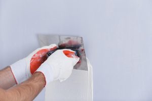 boucher efficacement un trou dans du placo sans erreur