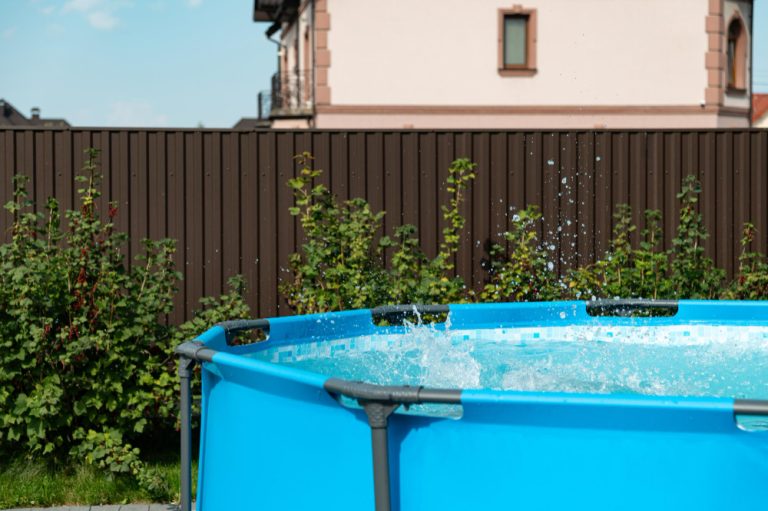 Comment redresser une piscine tubulaire sans la vider facilement